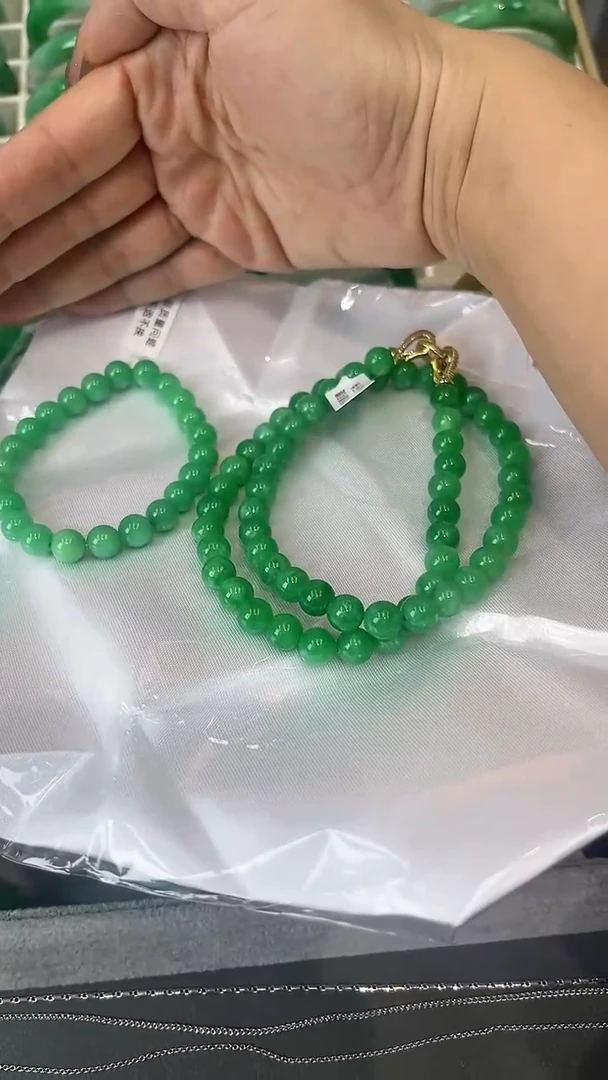 【闪购商品】砖雕a4辣阳绿项链+手串8mm