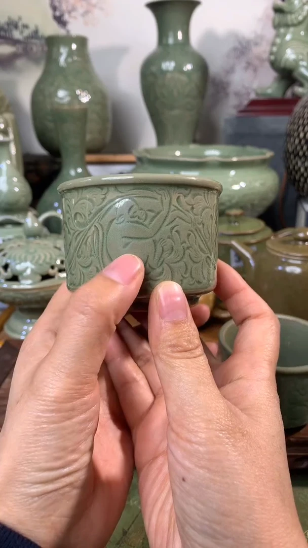 耀州窑微瑕青瓷刻花主人杯160CC金丝猴一只
