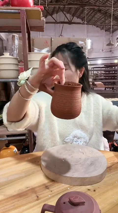 陶瑕疵红泥手把壶不带盖