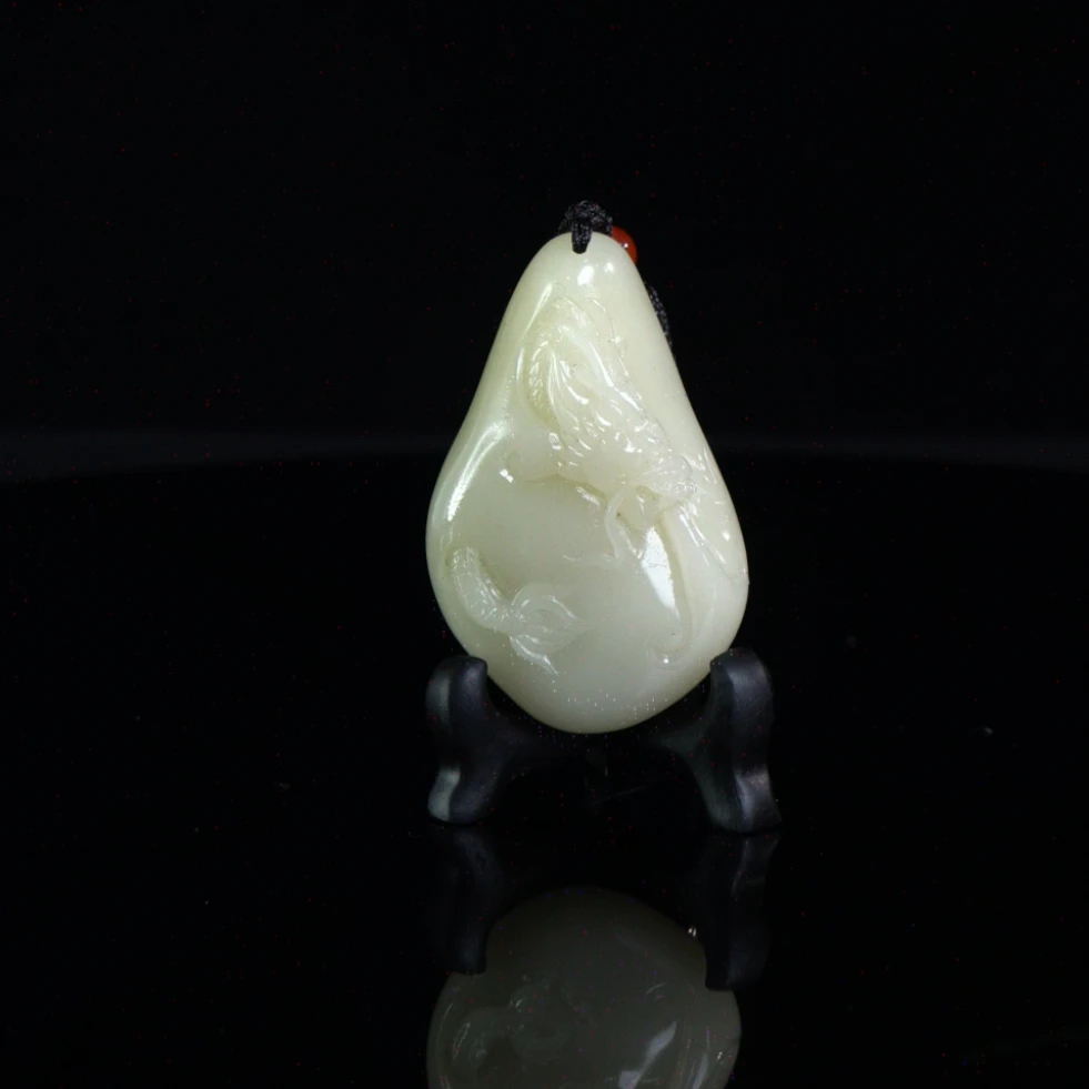 Lot.16.山顶白芙蓉龙吸水挂件35.8克5.1x3.2x1.6cm