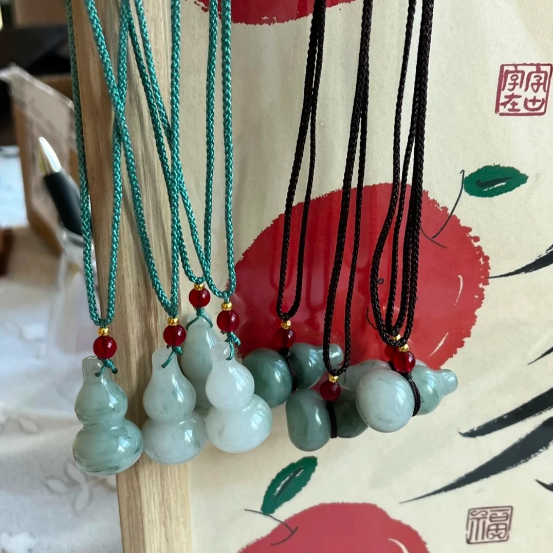 天山翠石英质玉葫芦挂件吊坠配饰多样性