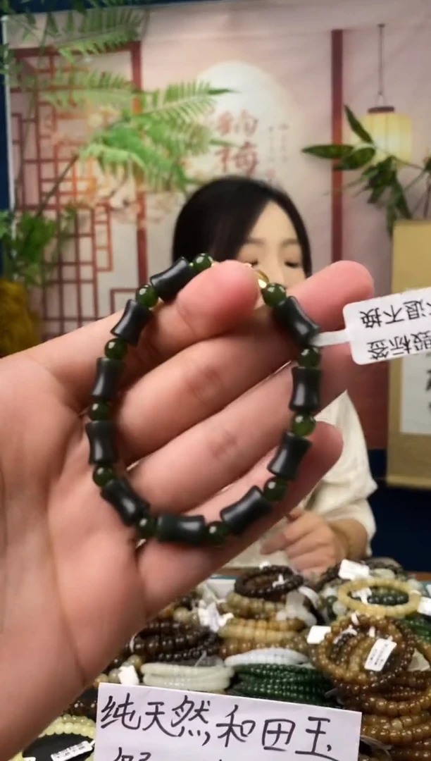 和田玉未镶嵌颈饰一物一拍