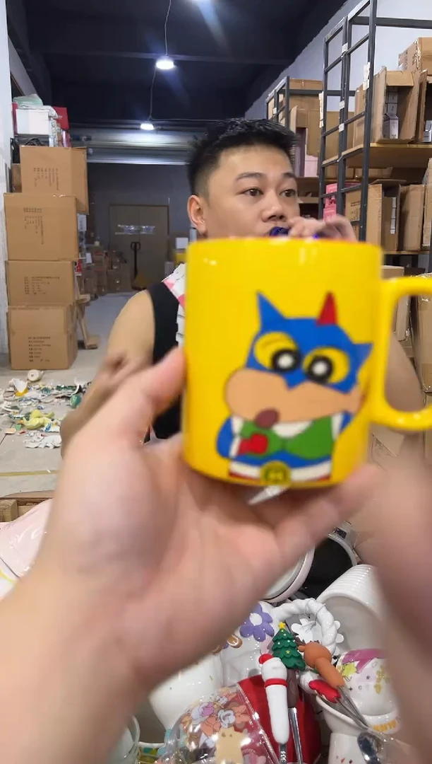瓷片黄色小新超人水杯 微瑕