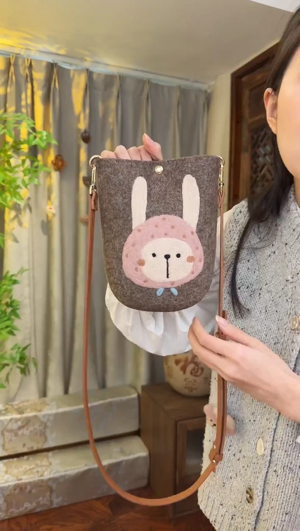 羊毛非遗羊毛毡包 手机包兔子
