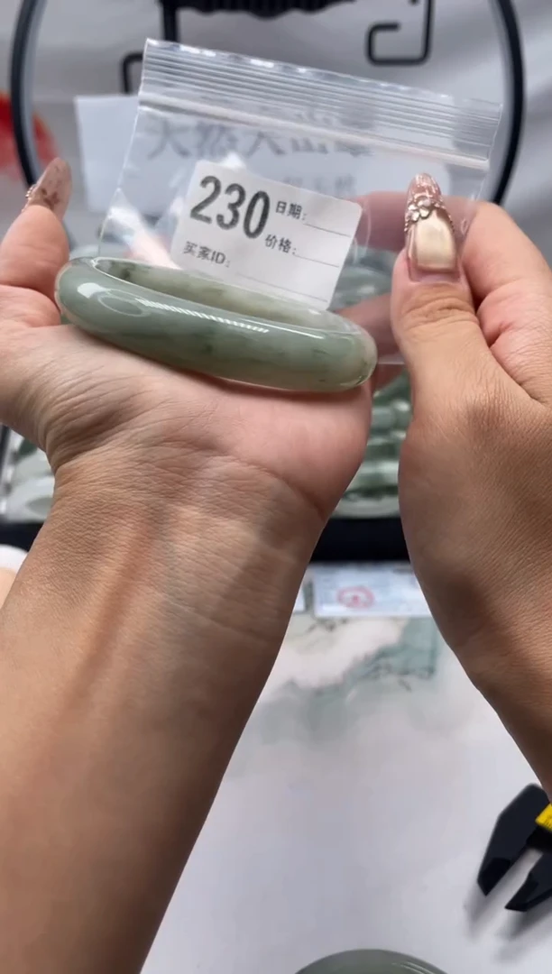 未镶嵌手镯石英质玉（天山翠）230