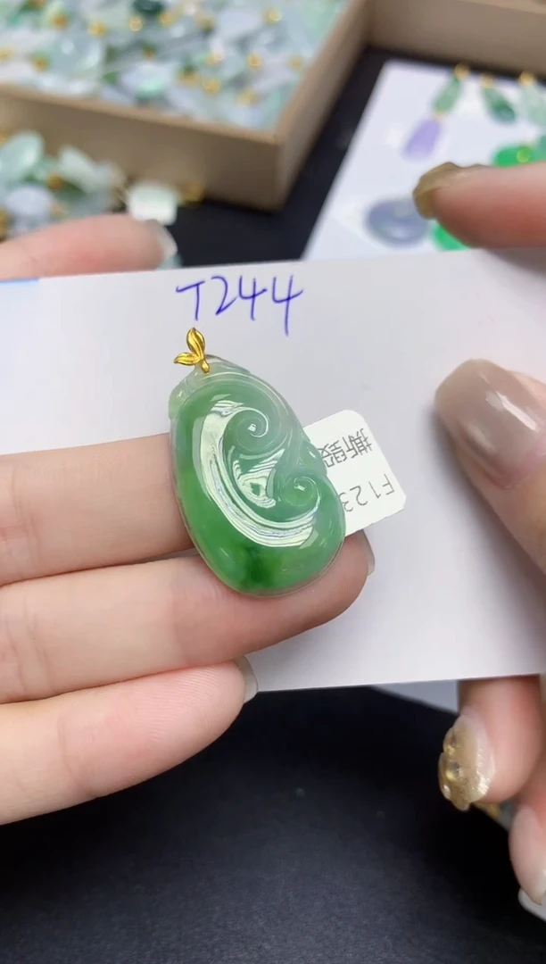 颈饰18K金镶嵌翡翠天然缅甸翡翠A货翡翠百元以上9元证书费自理