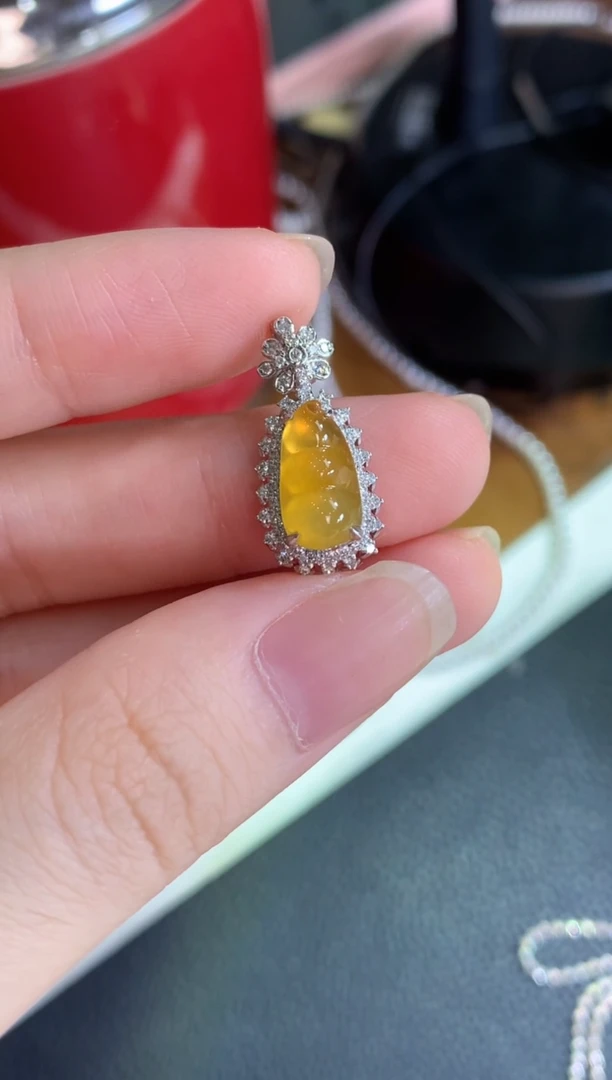 颈饰18K金镶嵌翡翠黄豆子