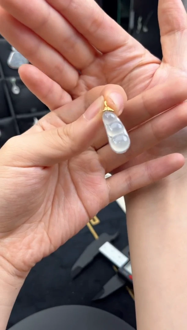 翡翠挂件未镶嵌豆子发一件