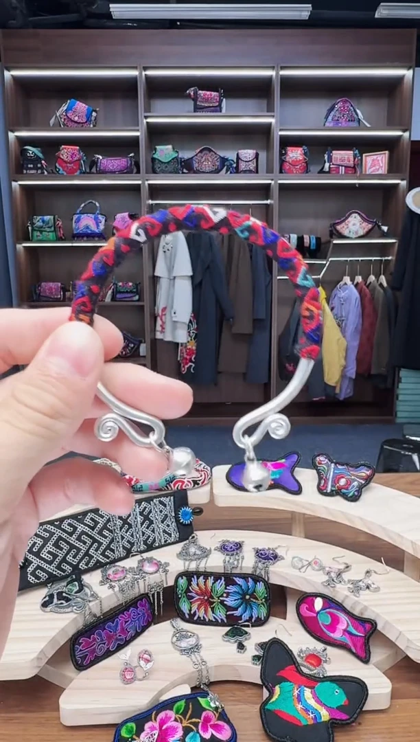 织绣40蒙阿苏苗绣传承店