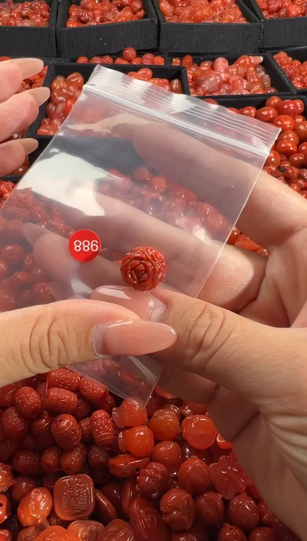 南红玛瑙未镶嵌颈饰1