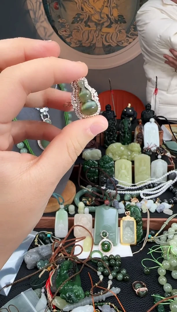 颈饰18K金镶嵌和田玉八****?和田玉