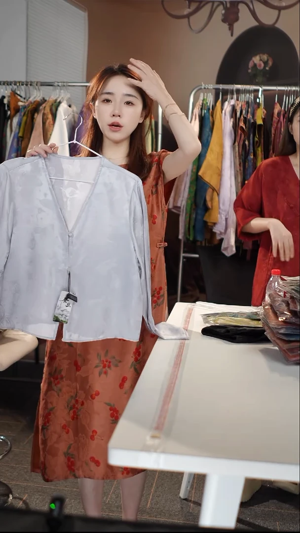 灰色小开衫