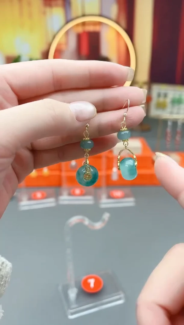 未镶嵌石英质玉（天山翠）耳钉307