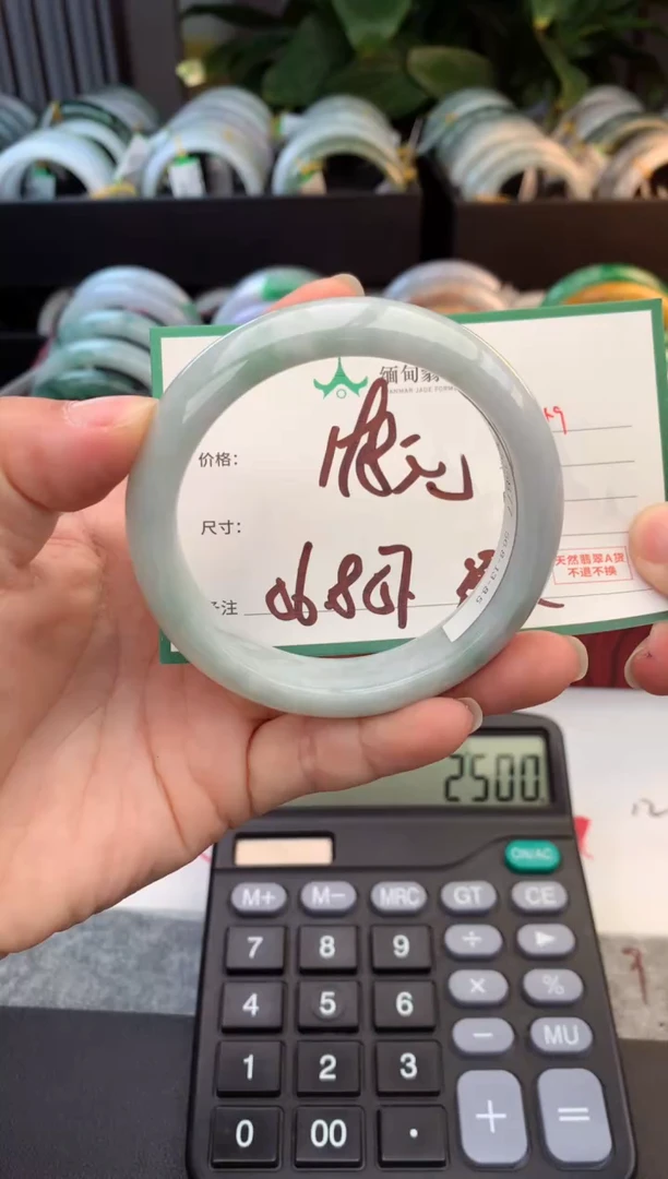 未镶嵌定制翡翠毛货需精细抛光+多人
