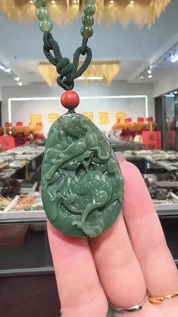 颈饰未镶嵌和田玉吊坠