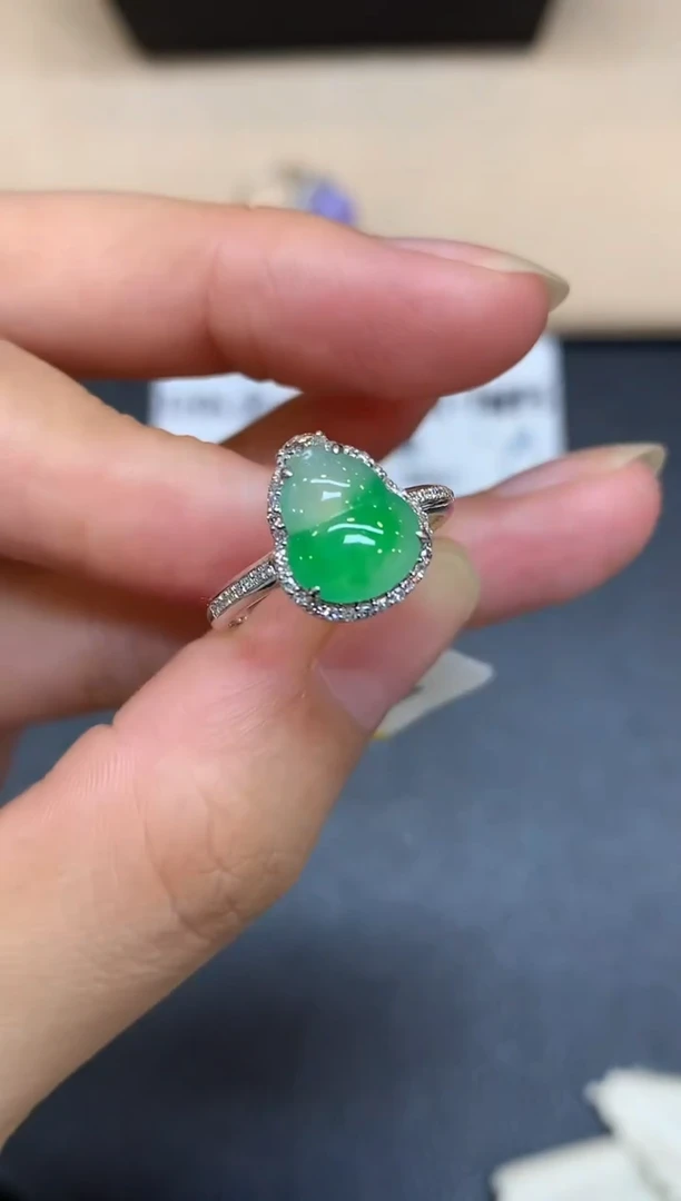 18K金镶嵌戒指翡翠葫芦【无服务费