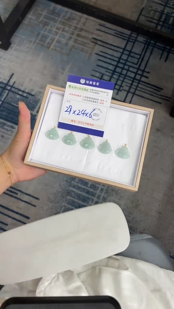 18K金镶嵌挂件翡翠海蓝佛公FL16配绳/多样性发其一CP