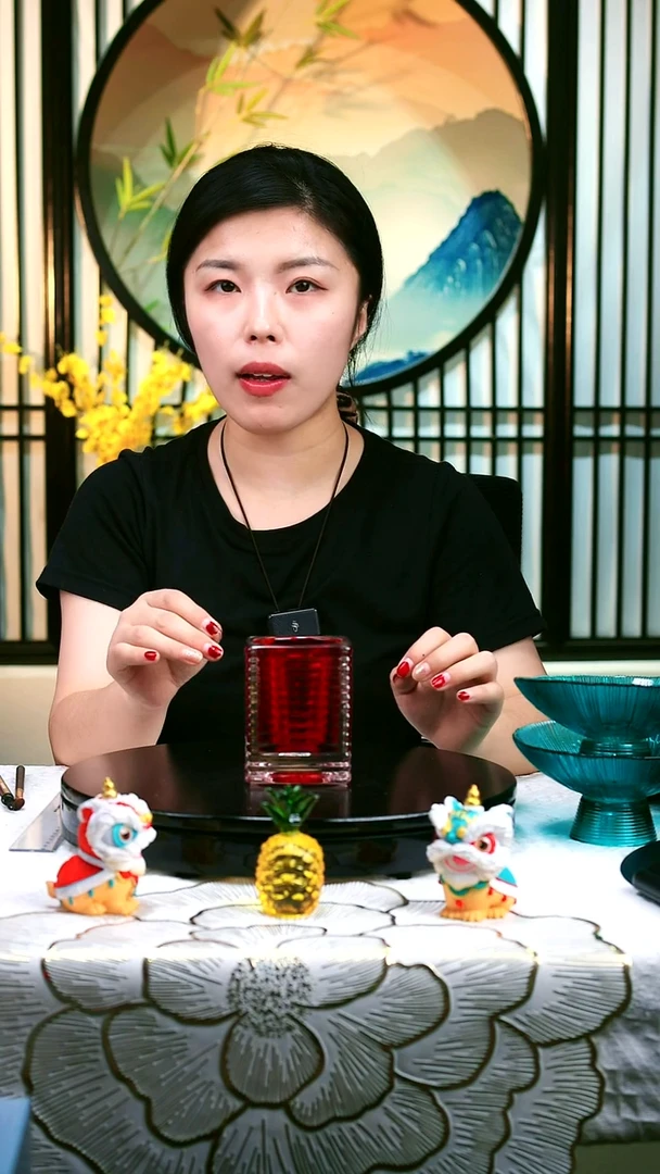 水晶玻璃无手柄款红色笔筒