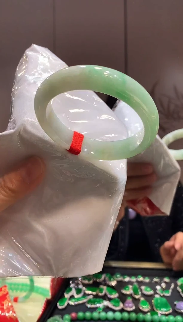 【闪购商品】翡翠手镯未镶嵌手镯 