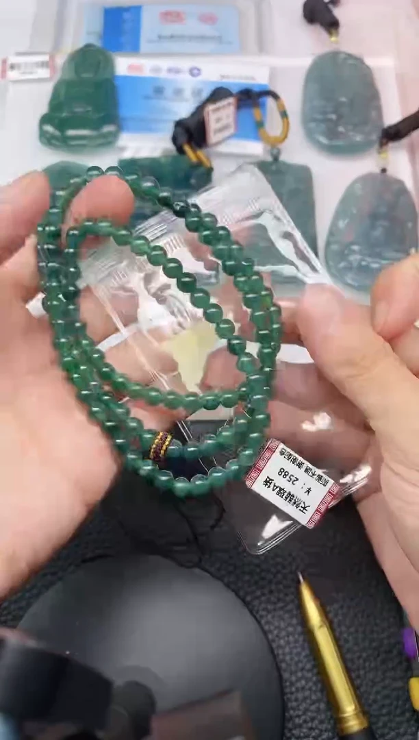 颈饰未镶嵌翡翠