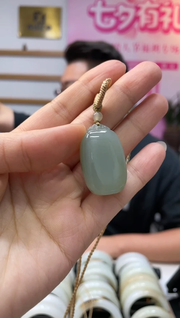 颈饰未镶嵌和田玉粉青无事牌吊坠随机发一件