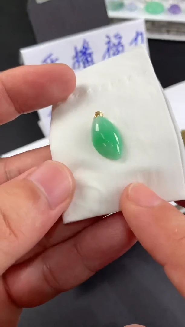 颈饰18K金镶嵌翡翠小*果翡翠