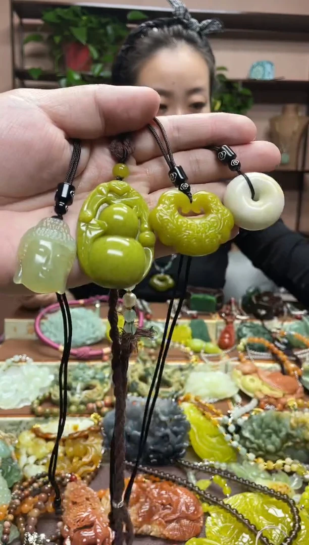 未镶嵌岫玉颈饰·