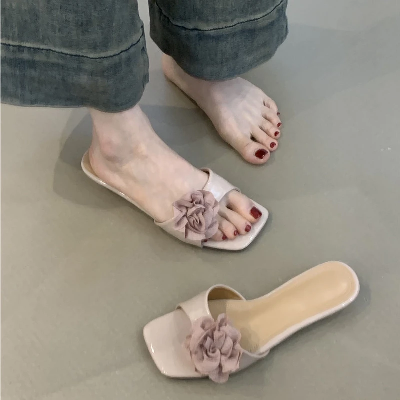 KM-888-2时尚气质女凉拖鞋女2025夏季新中式花朵露趾坡跟一字拖鞋