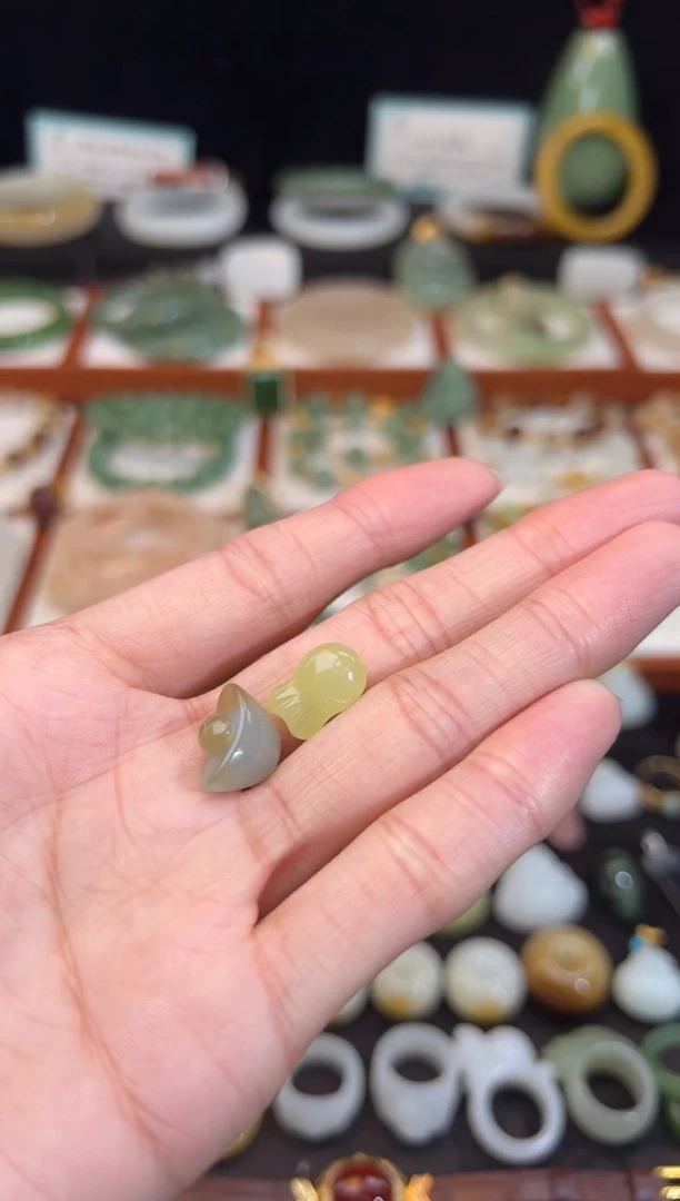 未镶嵌和田玉挂件蹦****咩放漏