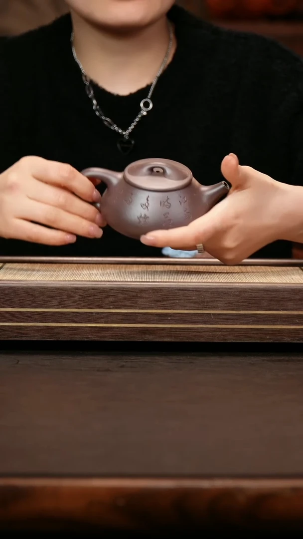 茶壶紫砂四号井底槽清 满瓢 山水刻绘款 220cc