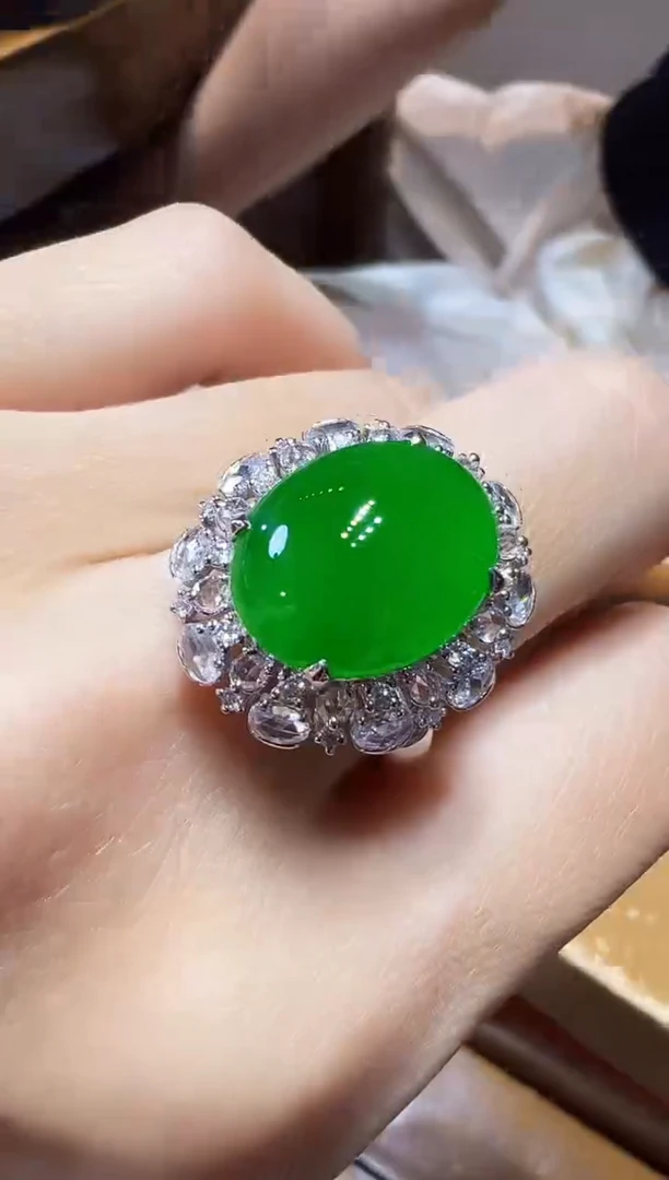 18K金镶嵌戒指翡翠蛋面