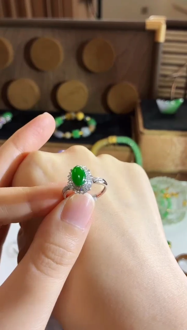 18K金镶嵌戒指翡翠手饰