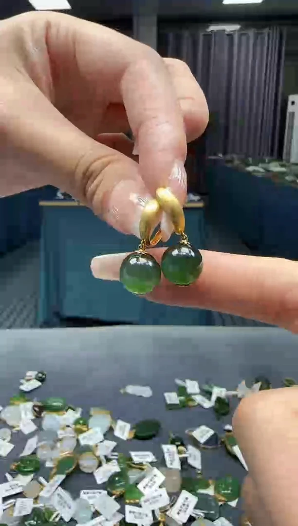 和田玉18K金镶嵌耳饰1