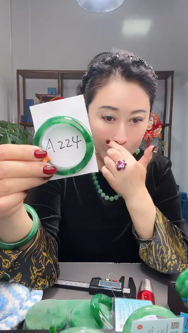 【闪购商品】石英质玉手镯未镶嵌非洲翠