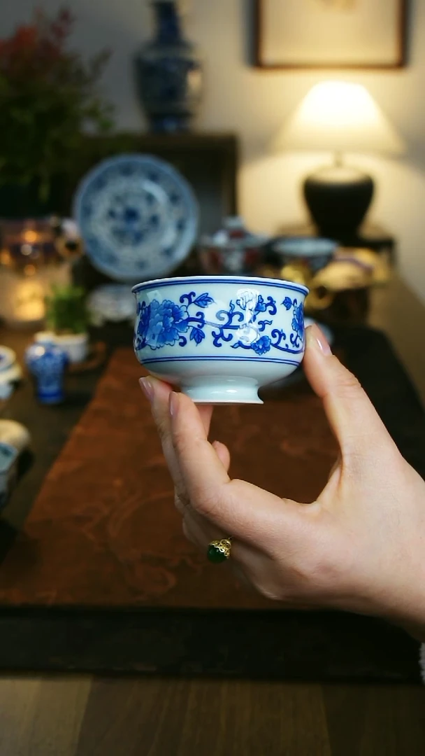 缠枝牡丹炉式杯