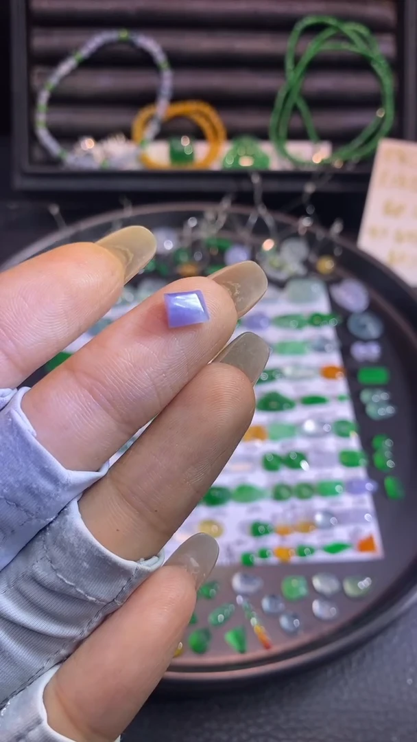 翡翠挂件未镶嵌切割