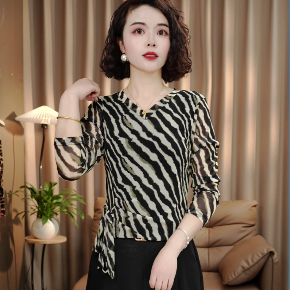 【依伊正版】新款时尚V领条纹印花百搭显瘦女装气质上衣打底衫
