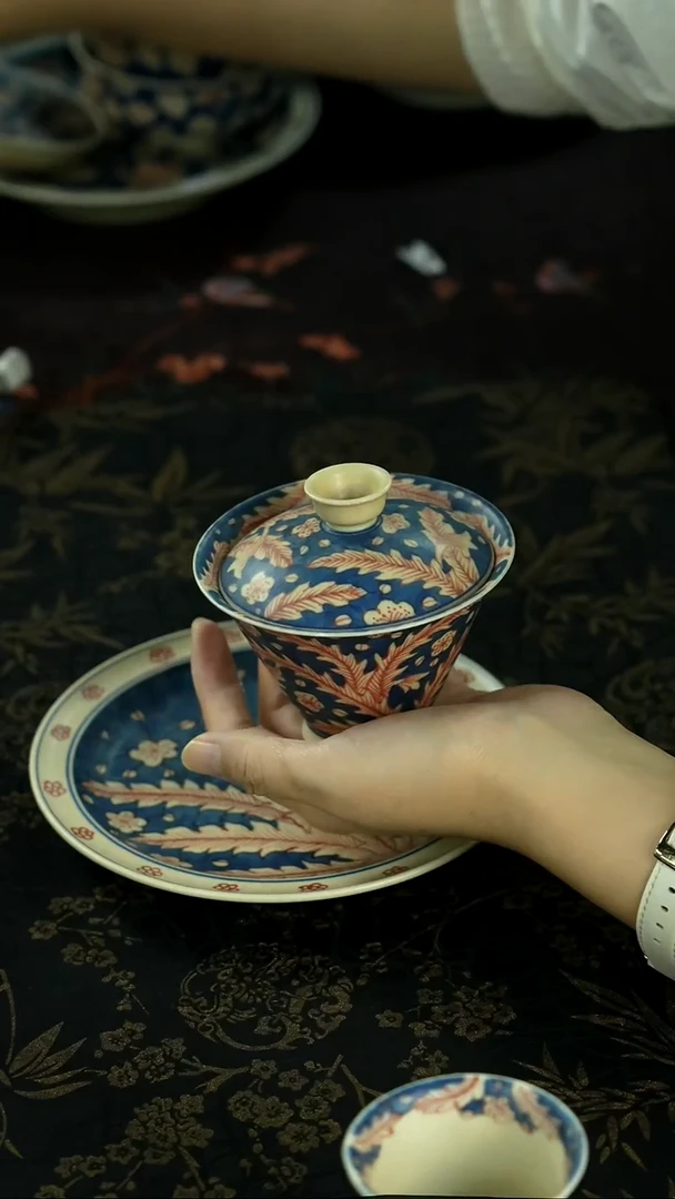 清理仓库中 茶具茶叶陶炉