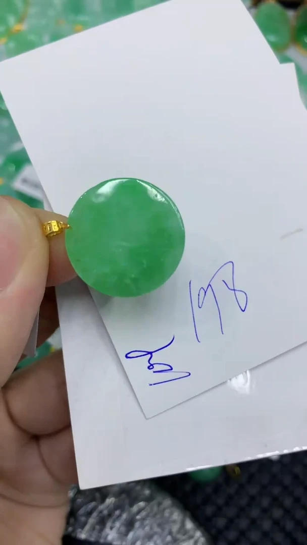 颈饰18K金镶嵌翡翠缅甸A货翡翠