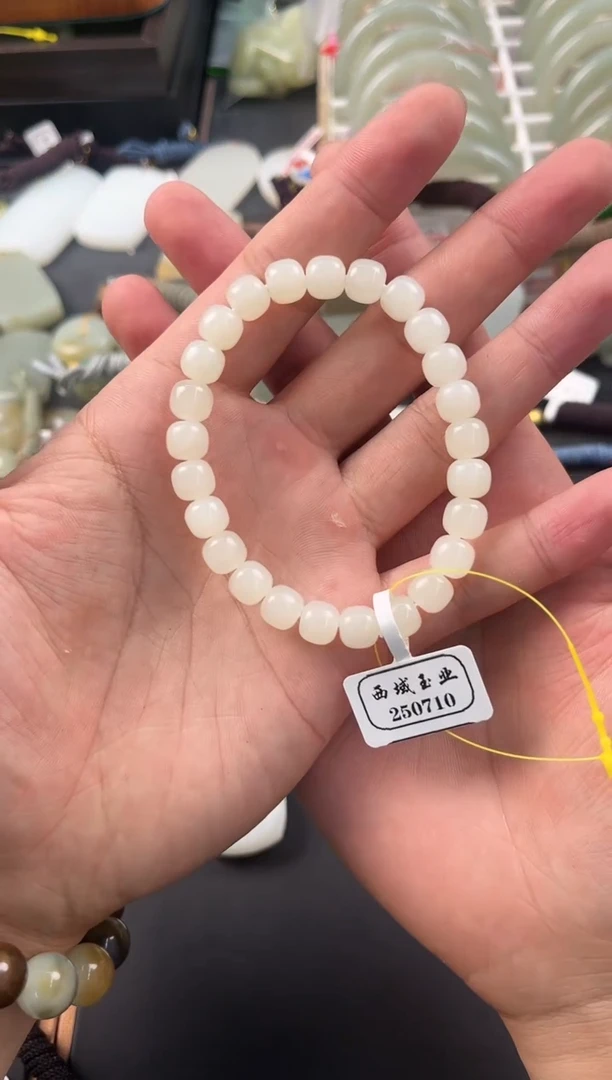 手串未镶嵌和田玉沁*且末天泰白玉卡8 老型微色差