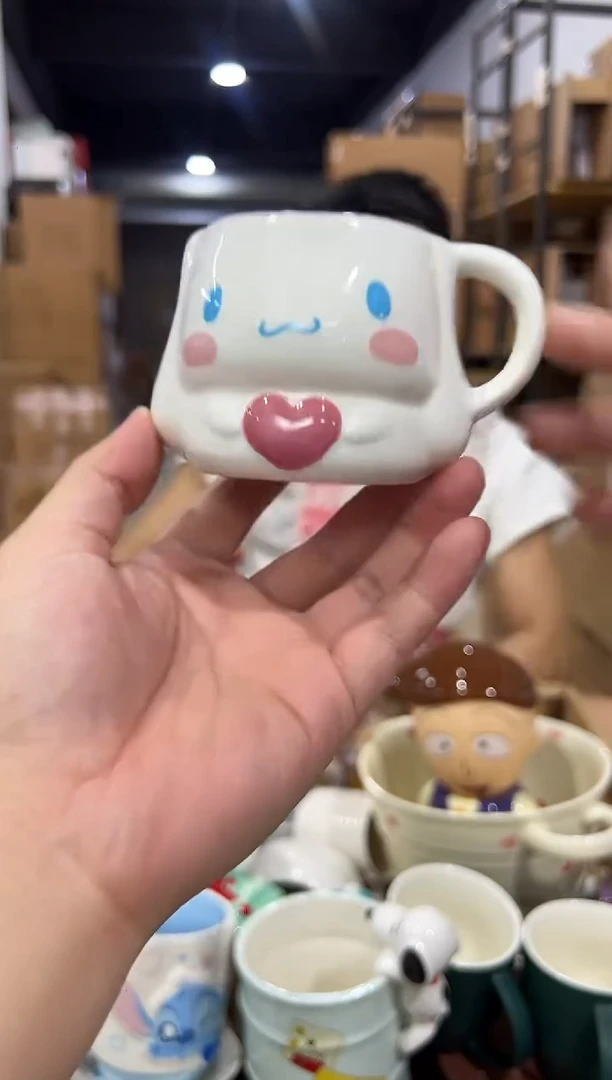 瓷片玉桂狗抱爱心一口杯 微瑕