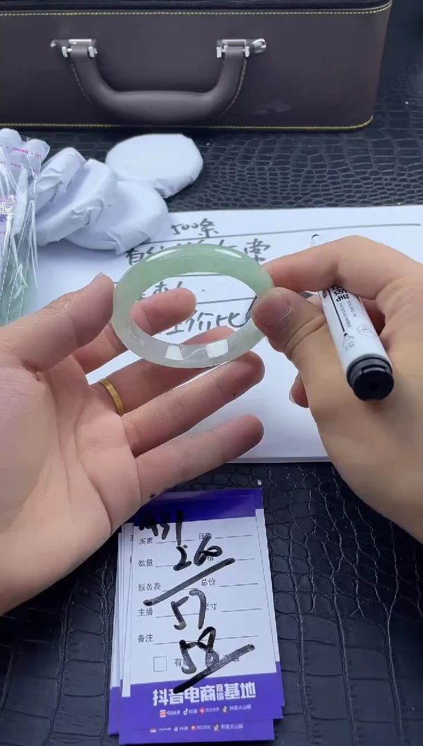 时尚大女王冰透美人镯A31