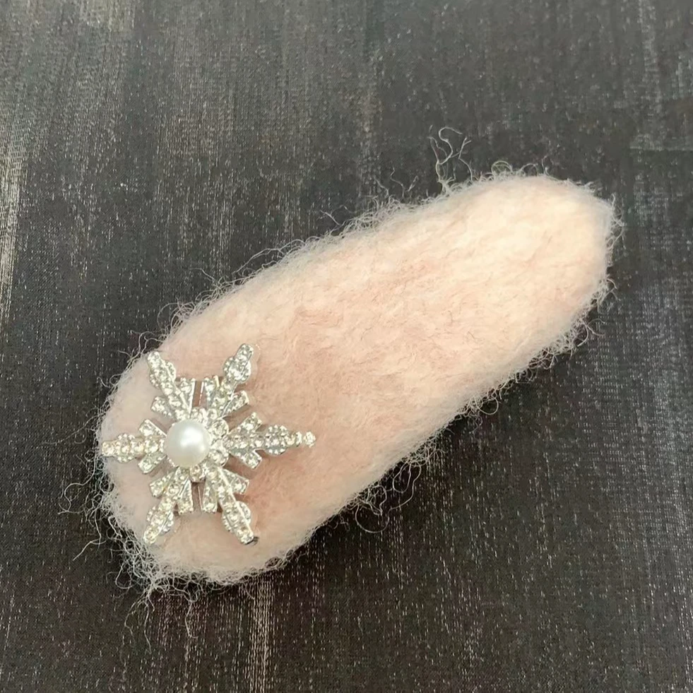 827 粉色雪花珍珠毛线发夹