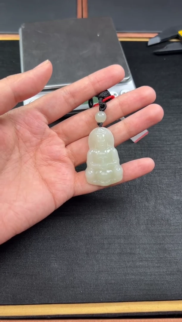 【闪购商品】和田玉吊坠(赠链)未镶嵌且末微色差近矿