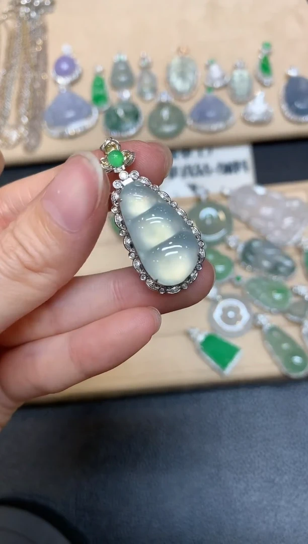 【闪购商品】翡翠颈饰18K金镶嵌福豆【无服务费