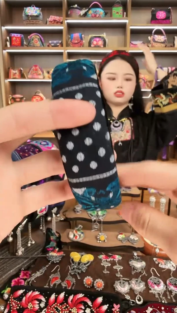 【闪购商品】织绣88蒙阿苏苗绣传承