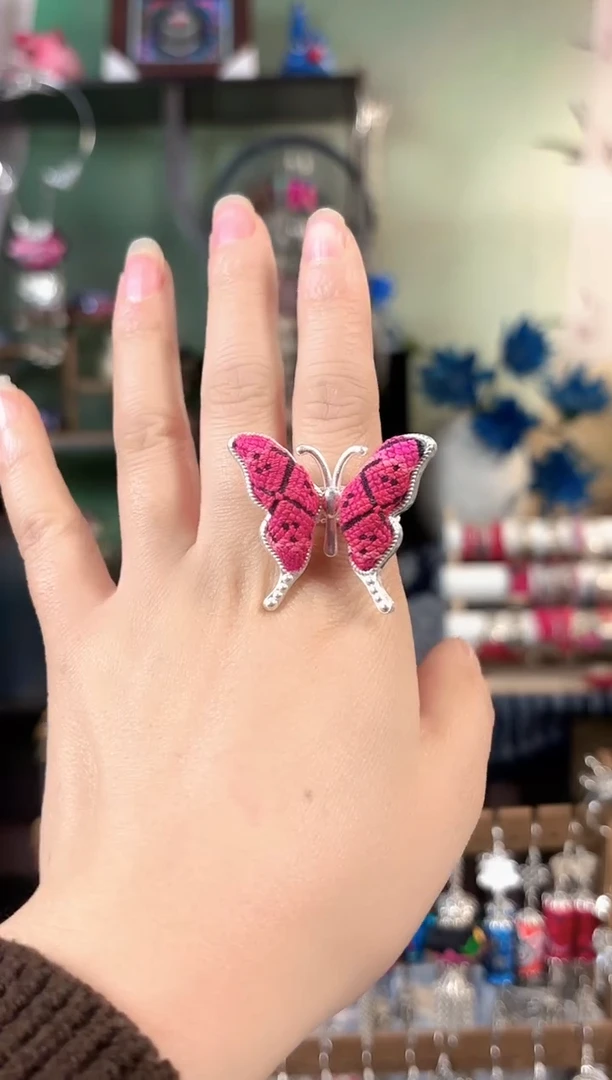 彩云南阁非遗老绣饰品331