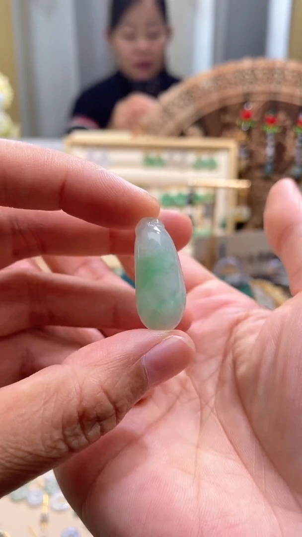 【闪购商品】翡翠颈饰未镶嵌福瓜