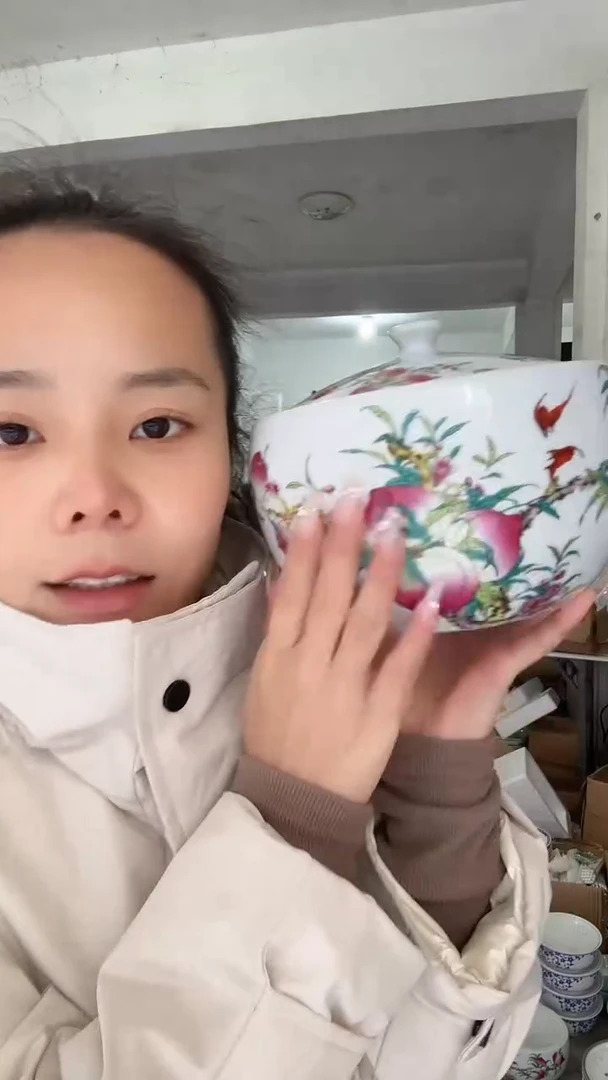 一个装的瓷器的东西一个装的瓷器的东西