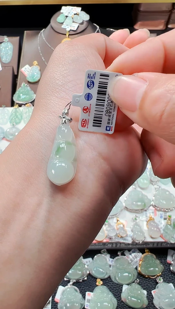 【闪购商品】翡翠吊坠(不含链)18K金镶嵌福豆吊坠870